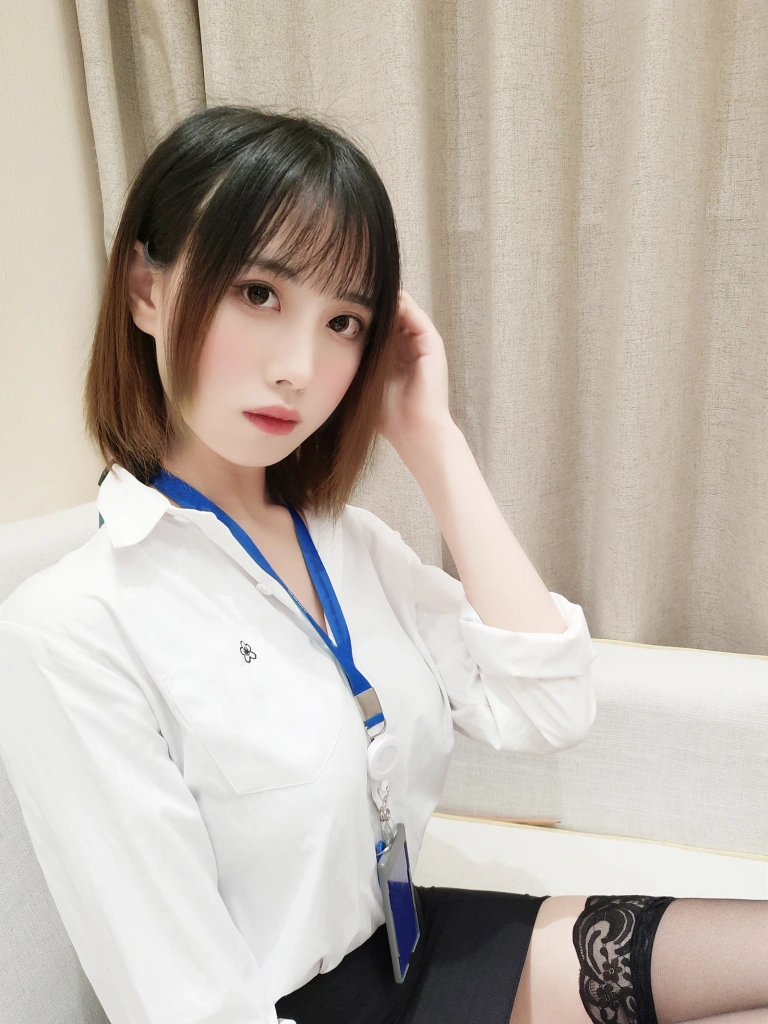 念雪《OL系列》主题写真：20张全套美图