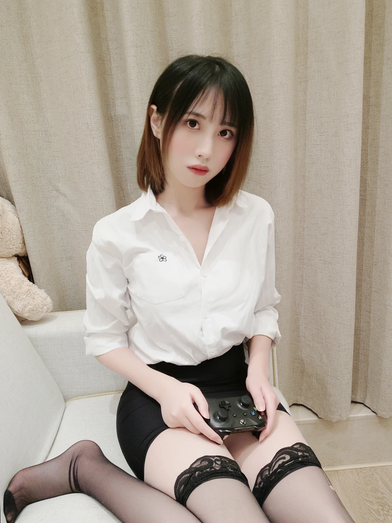 念雪《OL系列》主题写真：20张全套美图