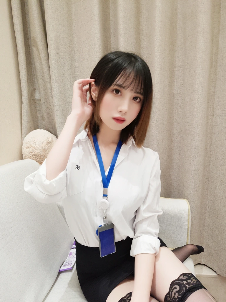 念雪《OL系列》主题写真：20张全套美图