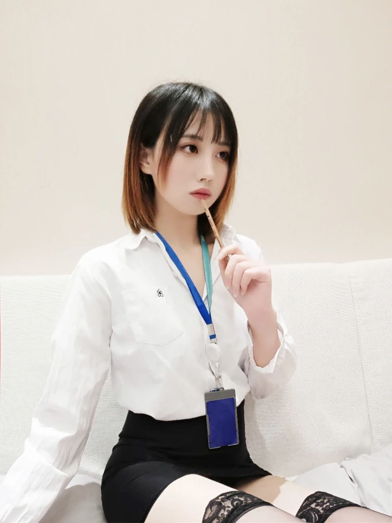 念雪《OL系列》主题写真：20张全套美图