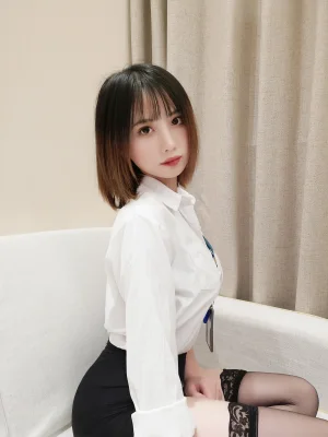 念雪《OL系列》主题写真：20张全套美图