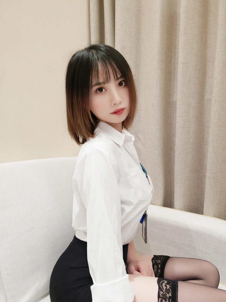 念雪《OL系列》主题写真：20张全套美图