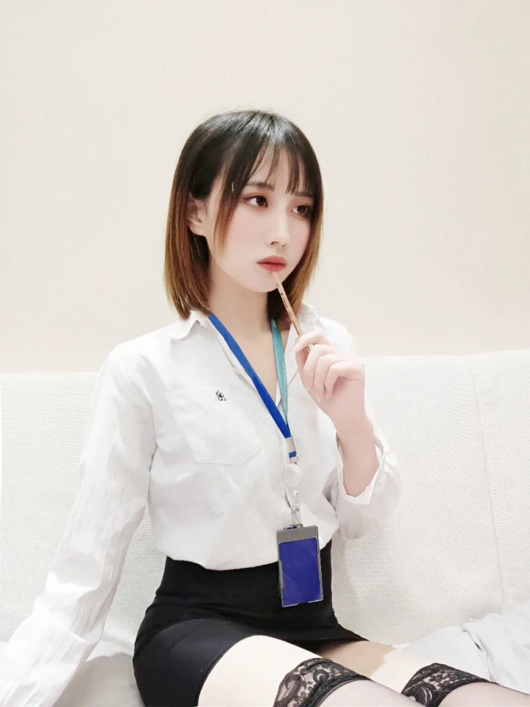 念雪《OL系列》主题写真：20张全套美图