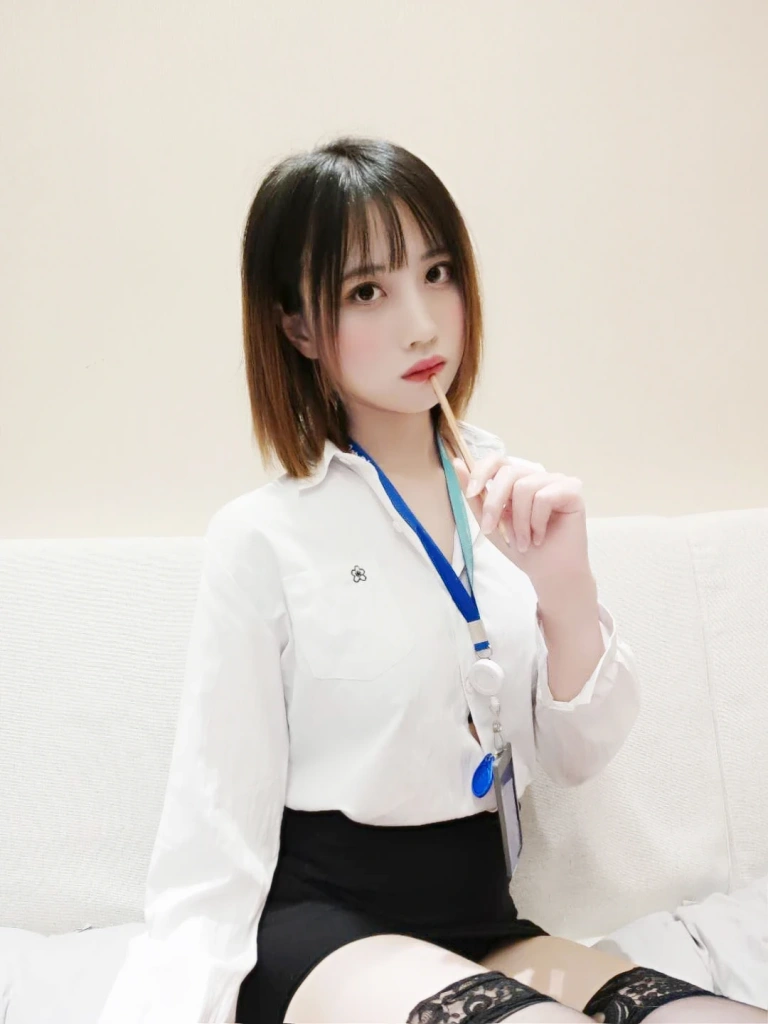 念雪《OL系列》主题写真：20张全套美图