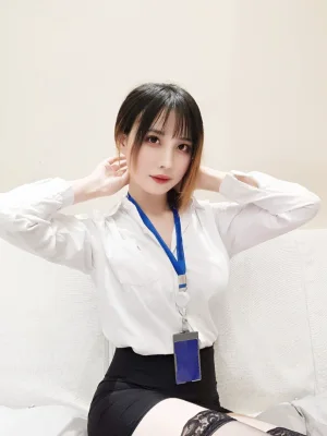 念雪《OL系列》主题写真：20张全套美图