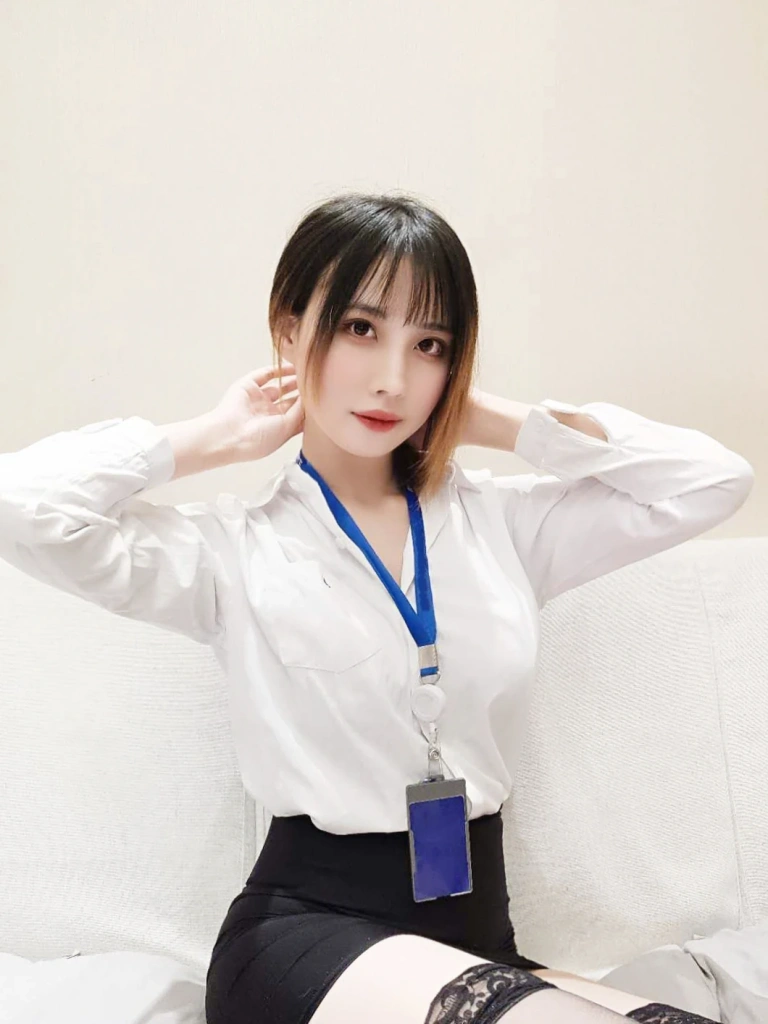 念雪《OL系列》主题写真：20张全套美图