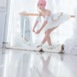面饼仙儿《小圆芭蕾》主题写真：12张全套美图