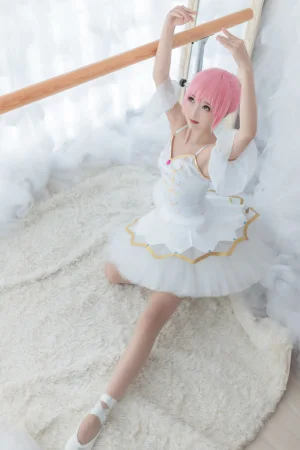面饼仙儿《小圆芭蕾》主题写真：12张全套美图