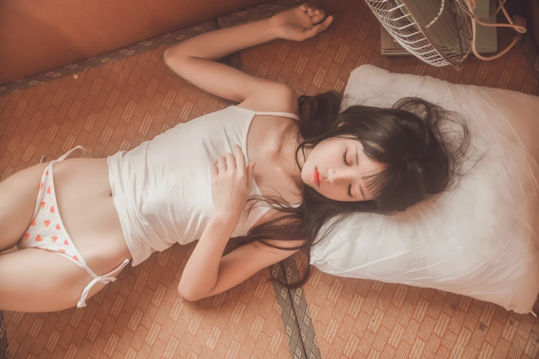 桜桃喵《桜桃未熟1 小背心换水手服》主题写真：144张全套美图