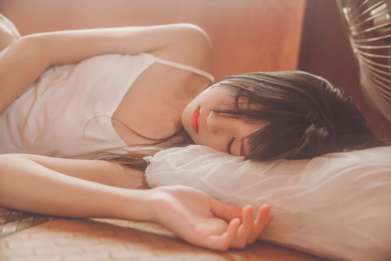 桜桃喵《桜桃未熟1 小背心换水手服》主题写真：144张全套美图