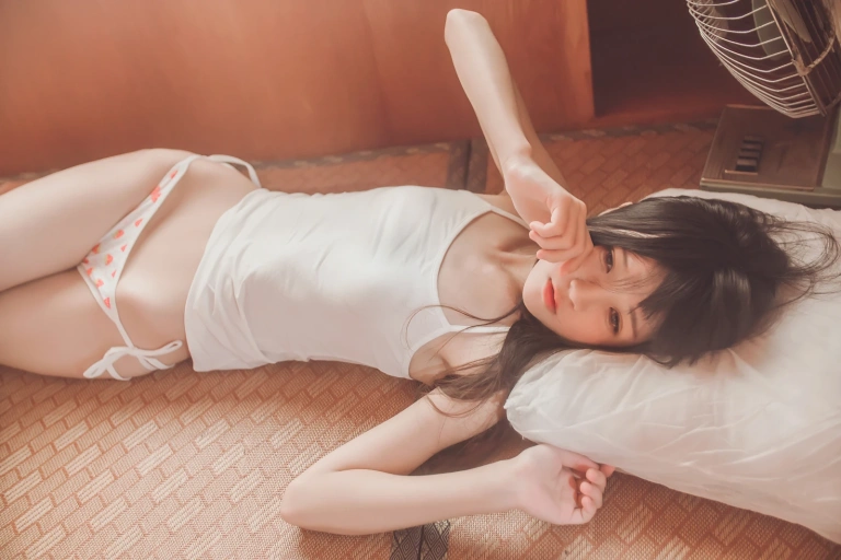 桜桃喵《桜桃未熟1 小背心换水手服》主题写真：144张全套美图