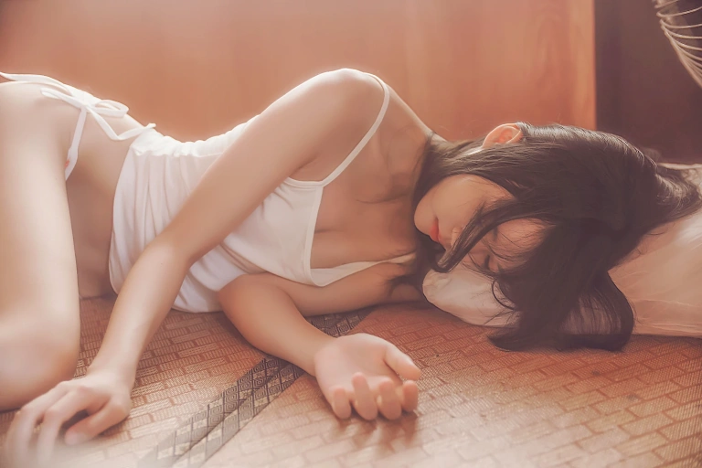 桜桃喵《桜桃未熟1 小背心换水手服》主题写真：144张全套美图