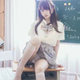 过期米线线喵《教室写真》主题写真：30张全套美图