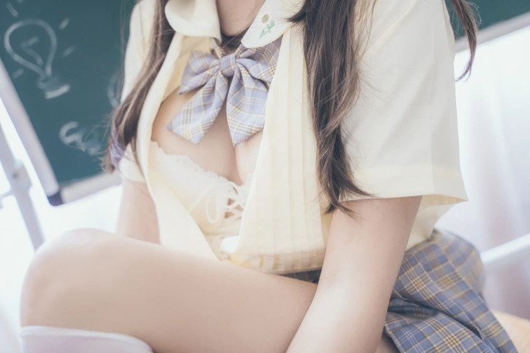 过期米线线喵《教室写真》主题写真：30张全套美图