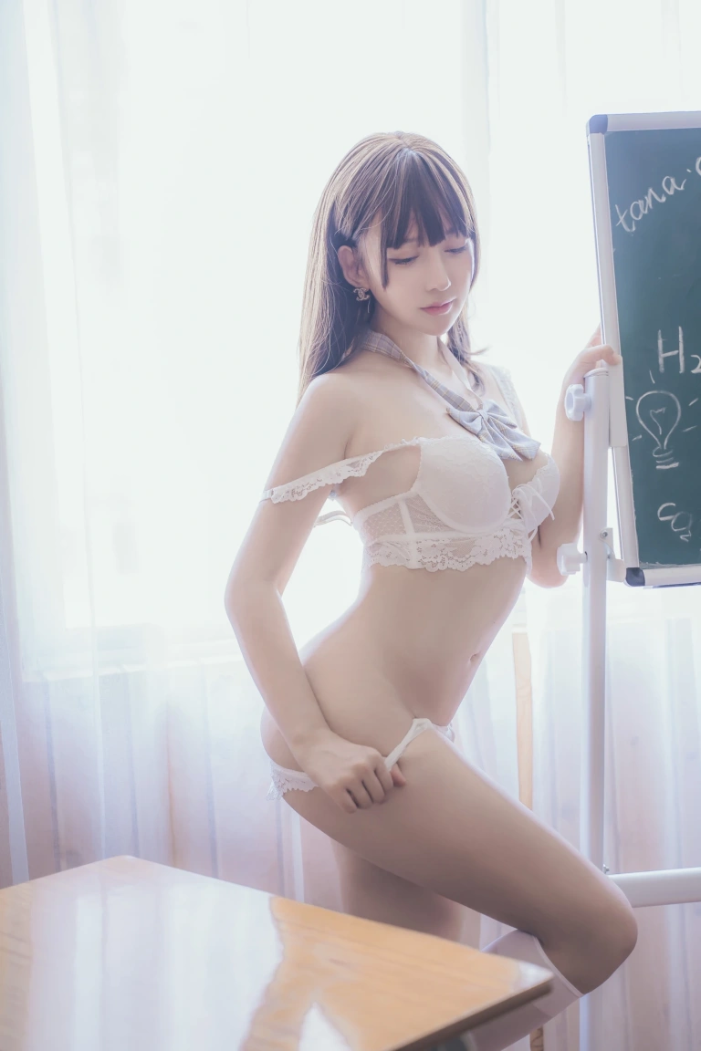 过期米线线喵《教室写真》主题写真：30张全套美图