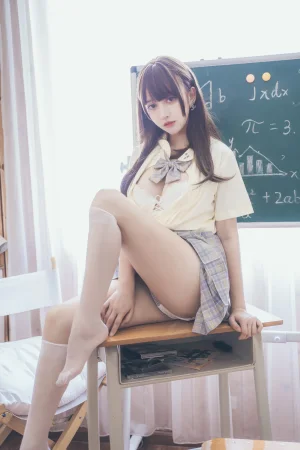 过期米线线喵《教室写真》主题写真：30张全套美图
