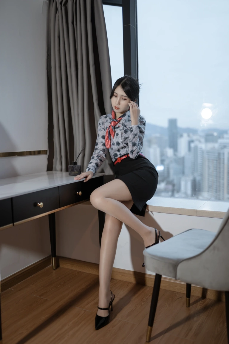不呆猫《东航空姐制服》主题写真：66张全套美图，含1个视频