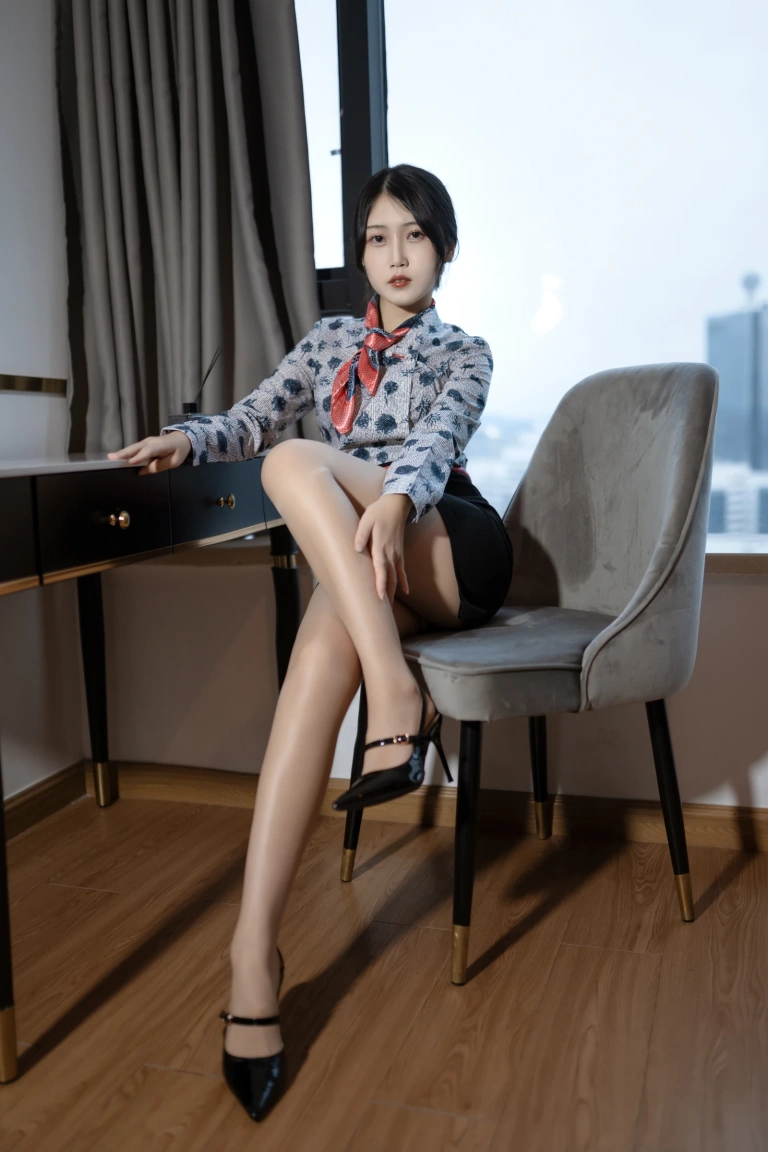 不呆猫《东航空姐制服》主题写真：66张全套美图，含1个视频