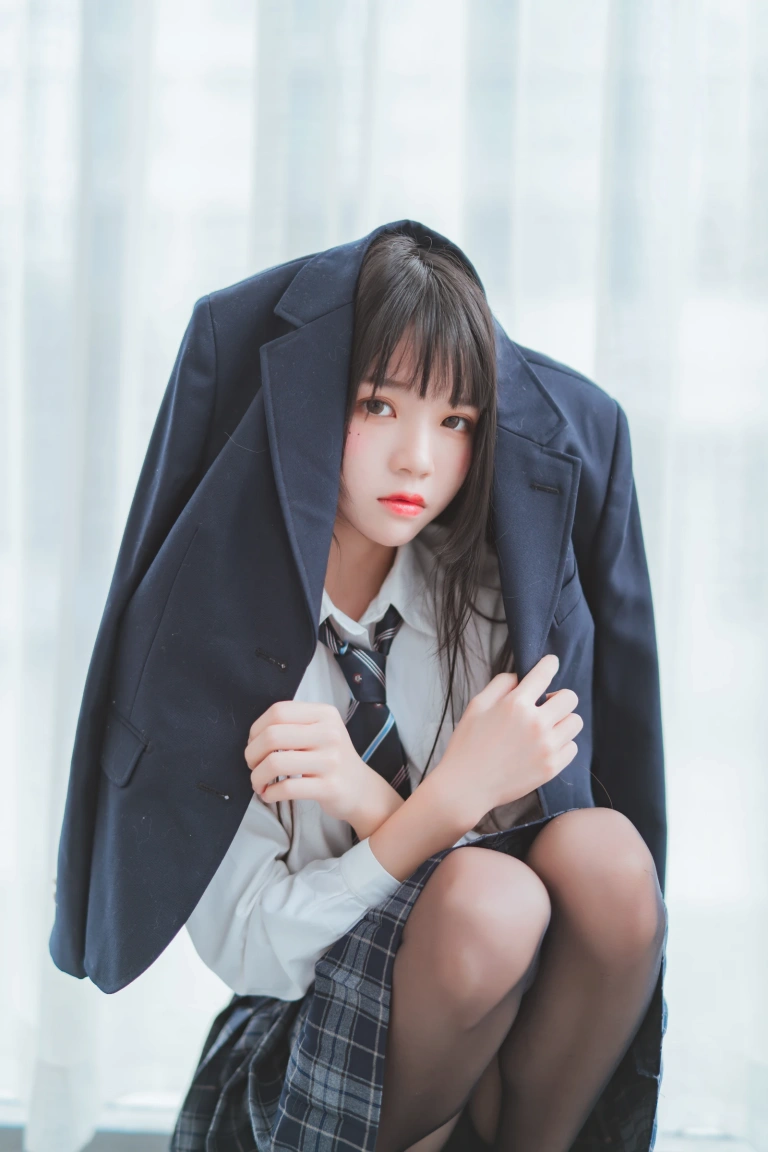 桜桃喵《桜桃未熟2 冬季制服丝秀》主题写真：45张全套美图
