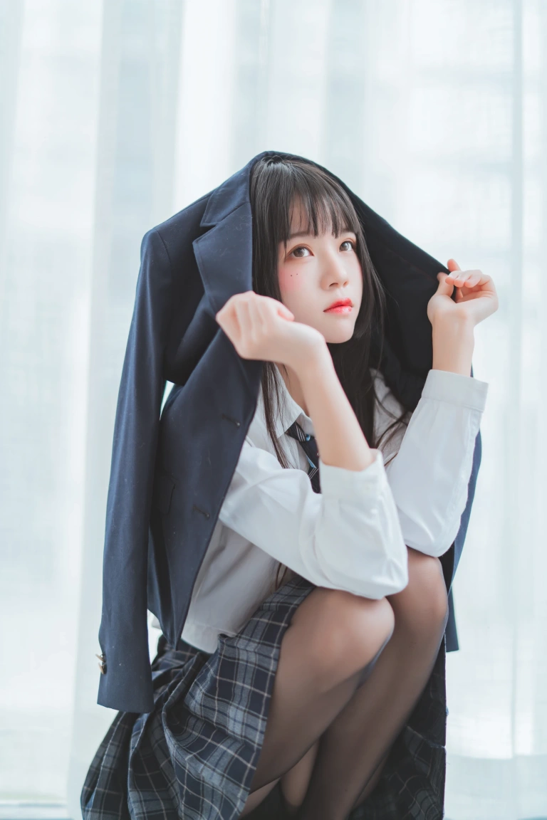 桜桃喵《桜桃未熟2 冬季制服丝秀》主题写真：45张全套美图