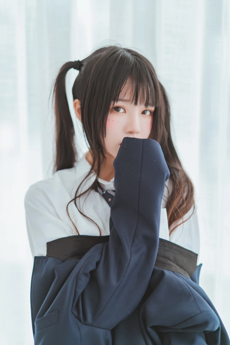 桜桃喵《桜桃未熟2 冬季制服丝秀》主题写真：45张全套美图