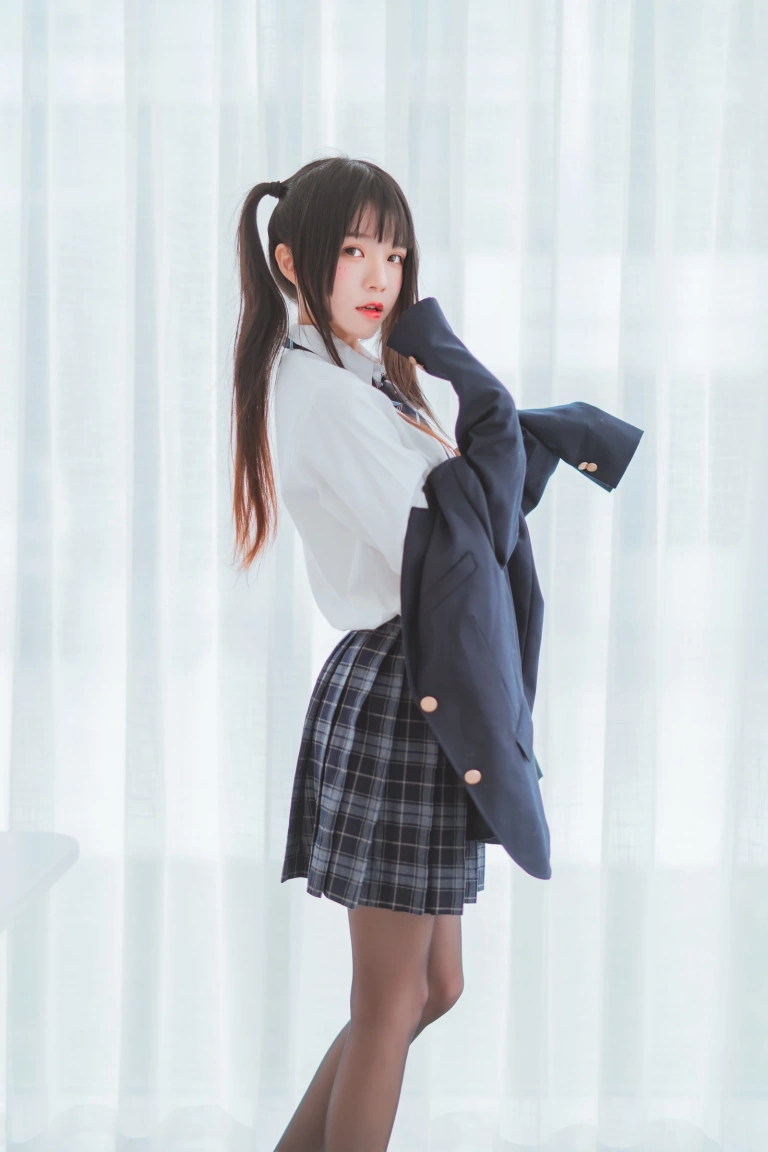 桜桃喵《桜桃未熟2 冬季制服丝秀》主题写真：45张全套美图