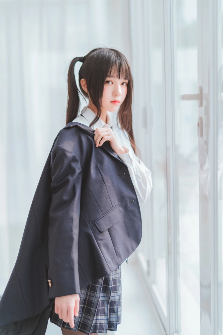 桜桃喵《桜桃未熟2 冬季制服丝秀》主题写真：45张全套美图