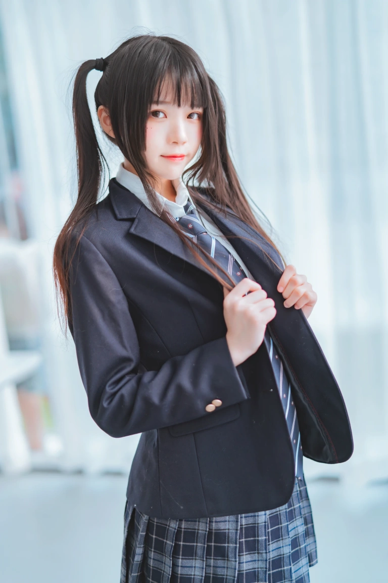 桜桃喵《桜桃未熟2 冬季制服丝秀》主题写真：45张全套美图