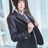 桜桃喵《桜桃未熟2 冬季制服丝秀》主题写真：45张全套美图