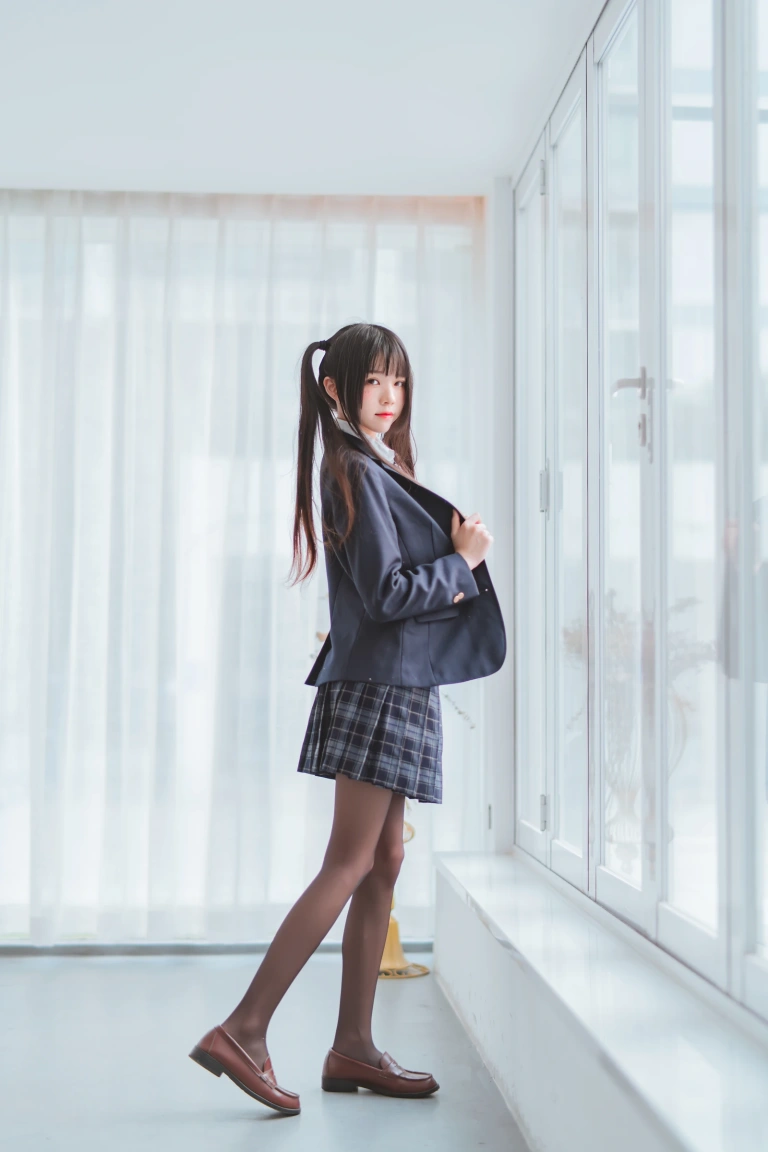 桜桃喵《桜桃未熟2 冬季制服丝秀》主题写真：45张全套美图