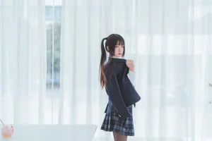 桜桃喵《桜桃未熟2 冬季制服丝秀》主题写真：45张全套美图