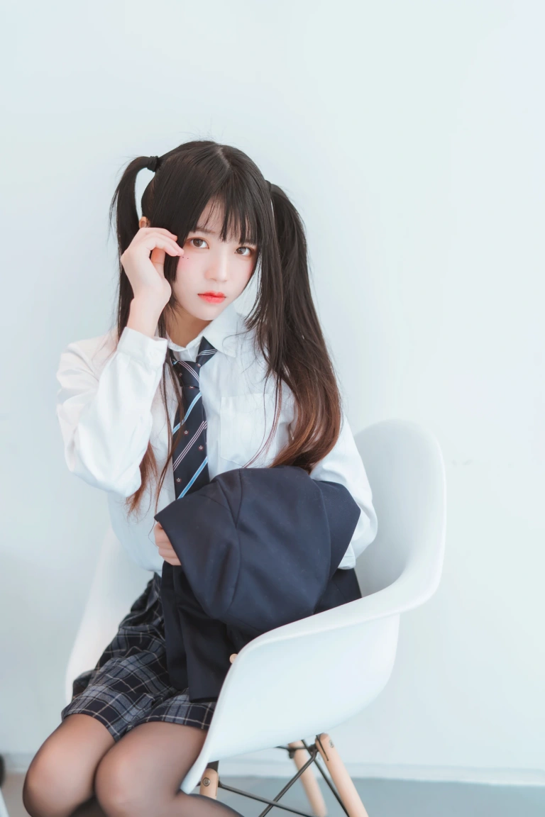 桜桃喵《桜桃未熟2 冬季制服丝秀》主题写真：45张全套美图