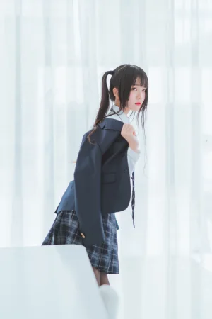 桜桃喵《桜桃未熟2 冬季制服丝秀》主题写真：45张全套美图