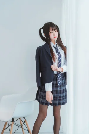 桜桃喵《桜桃未熟2 冬季制服丝秀》主题写真：45张全套美图