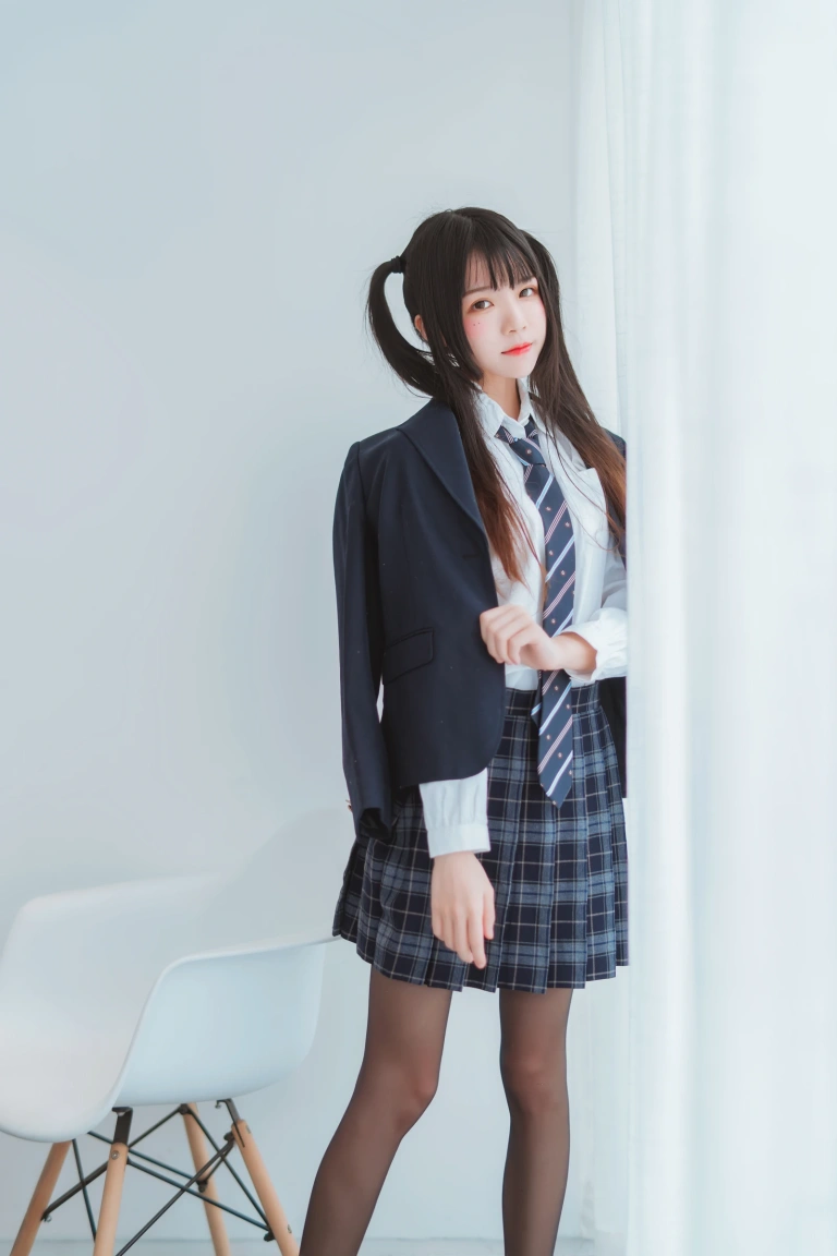 桜桃喵《桜桃未熟2 冬季制服丝秀》主题写真：45张全套美图