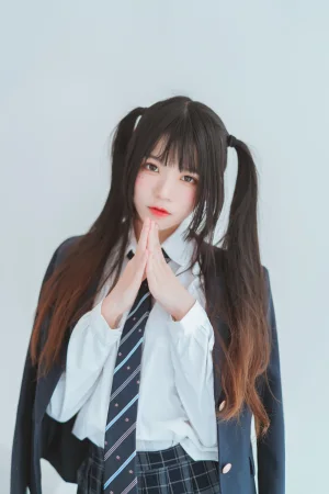 桜桃喵《桜桃未熟2 冬季制服丝秀》主题写真：45张全套美图