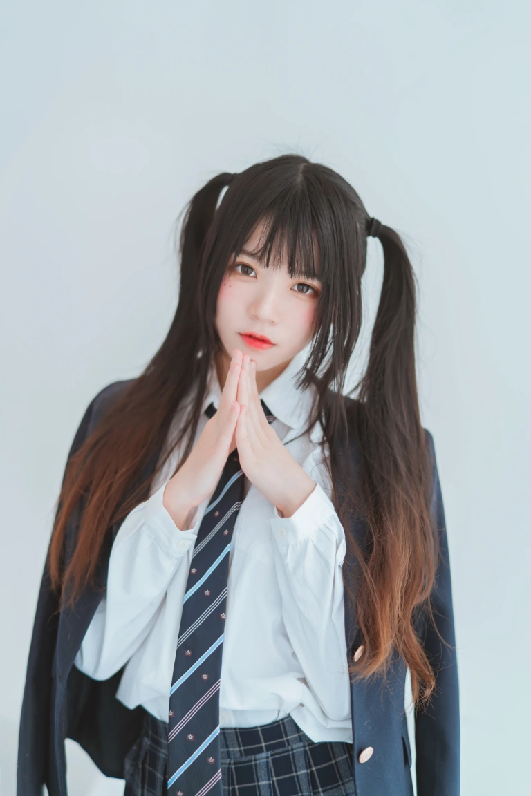 桜桃喵《桜桃未熟2 冬季制服丝秀》主题写真：45张全套美图