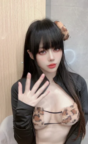 九言《豹纹小方块》主题写真：33张全套美图，含9个视频