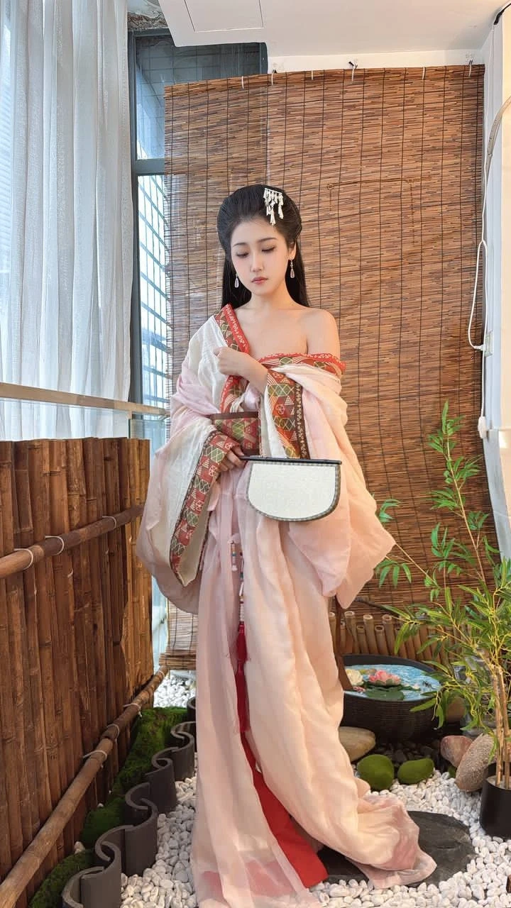 不呆猫《B站舰长福利》主题写真：129张全套美图，含2个视频