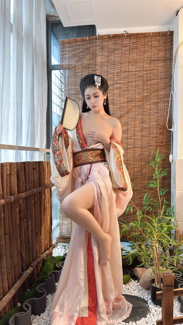 不呆猫《B站舰长福利》主题写真：129张全套美图，含2个视频