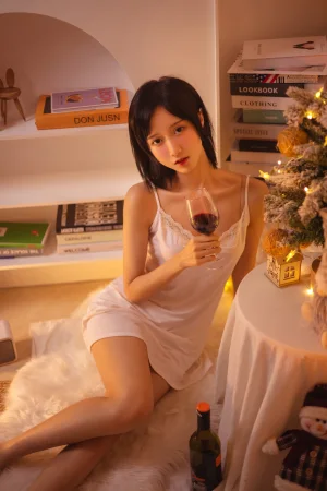 木棉棉《红酒好喝》主题写真：28张全套美图