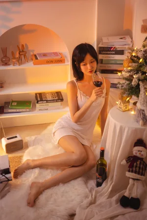 木棉棉《红酒好喝》主题写真：28张全套美图