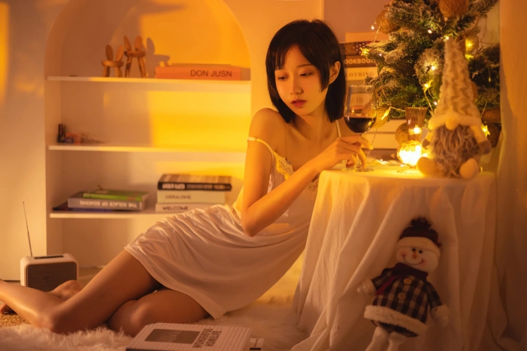 木棉棉《红酒好喝》主题写真：28张全套美图