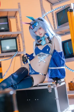 屿鱼《碧蓝航线 花园赛车服》主题写真：82张全套美图