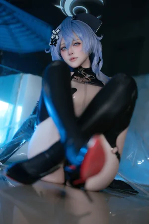 屿鱼《亚子 同人透明护士》主题写真：31张全套美图
