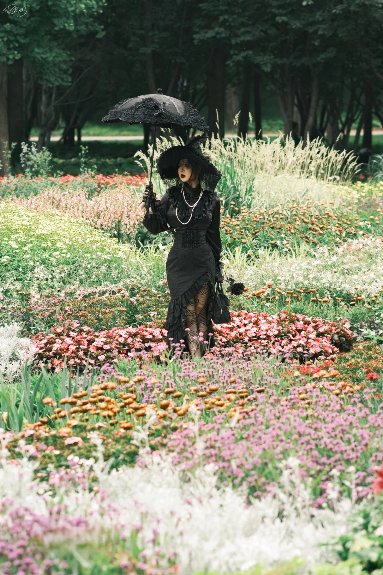 皮皮奶《哥特未亡人》主题写真：39张全套美图，含3个视频