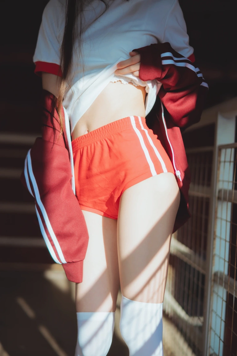 桜桃喵《桜桃未熟2 红色体操服》主题写真：44张全套美图
