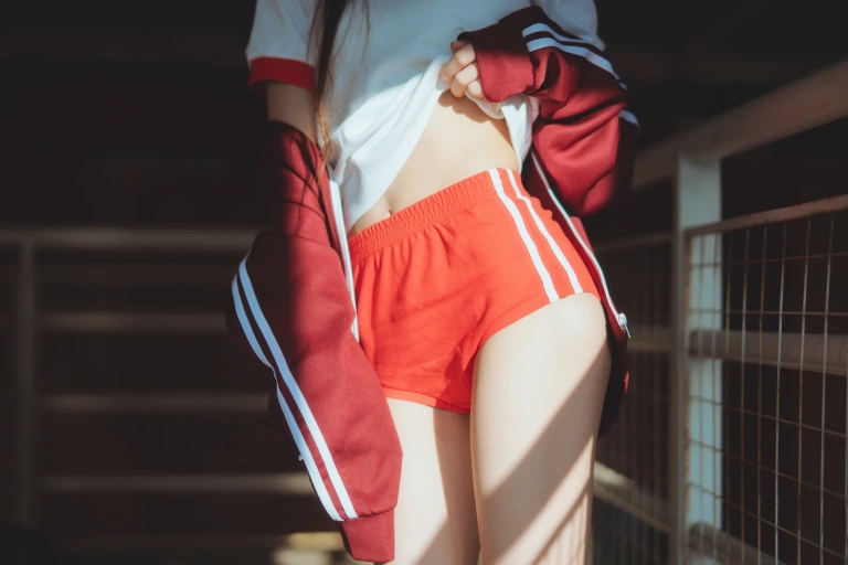 桜桃喵《桜桃未熟2 红色体操服》主题写真：44张全套美图