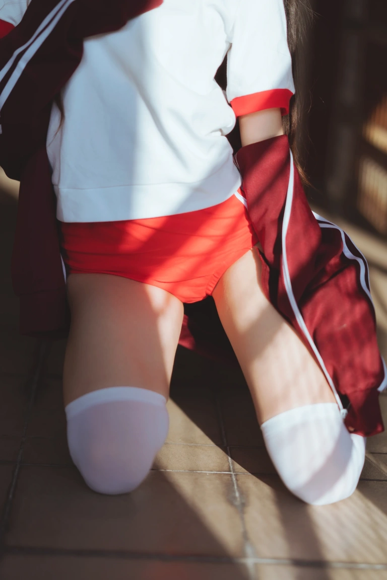 桜桃喵《桜桃未熟2 红色体操服》主题写真：44张全套美图