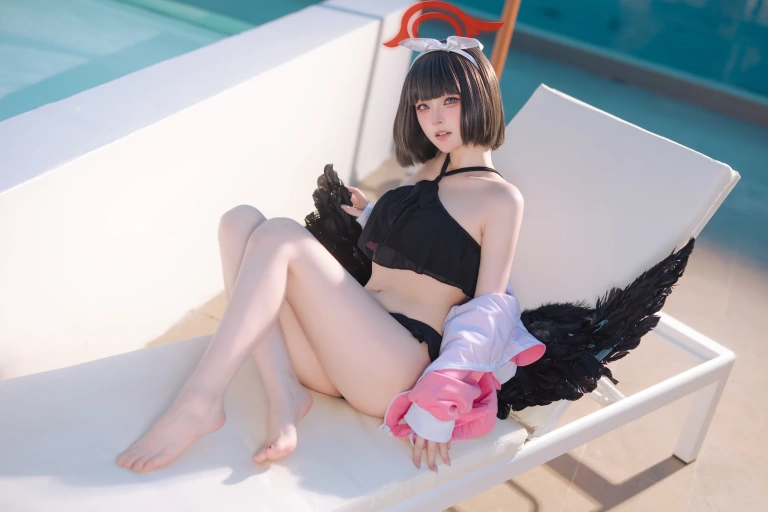 屿鱼《蔚蓝档案 静山真白泳装》主题写真：30张全套美图